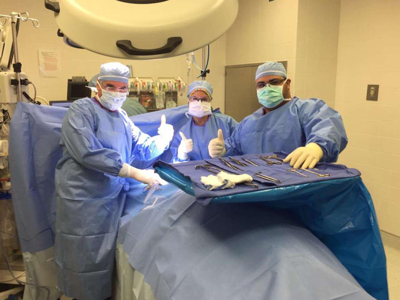 Dr. Fernández performing a surgery in the operation room.